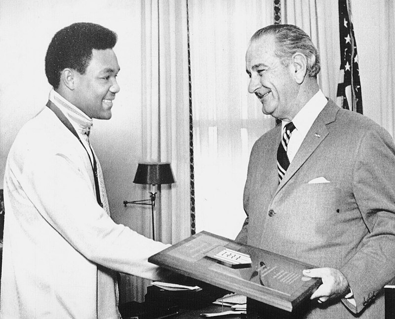800px-George_Foreman_and_Lyndon_Johnson_1968.jpg